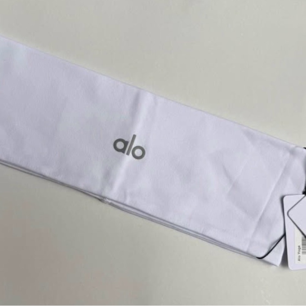 *NWT* ALO Yoga Performance Conquer Headband / White / One Size
